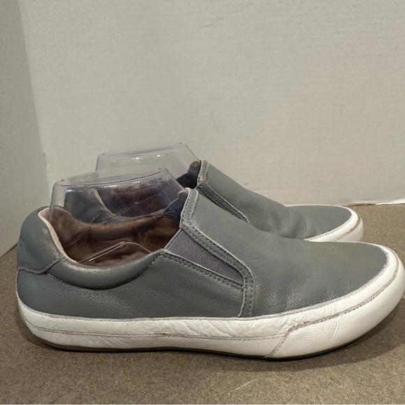 Vionic Women’s April Casual Gray Leather Slip-On Sneakers Size 8.5 - Picture 1 of 9